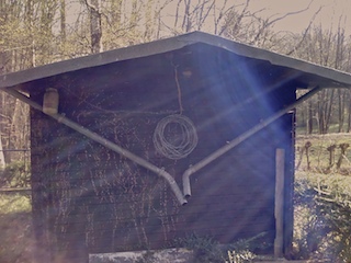 BAU.DE / BAU-Forum: 1. Bild zu Frage "Bitumenschindeln auf Platten: Welcher Werkstoff f&uuml;r Waldhaus-Dach (Statik, Feuchte, Preis)?" im BAU-Forum "Dach"