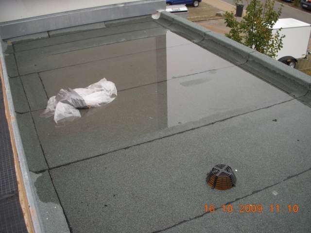 BAU.DE / BAU-Forum: 2. Bild zu Frage "Dachterrasse/Flachdach: Wasserablauf pr&uuml;fen &ndash; Ursachen, L&ouml;sungen & Kosten f&uuml;r Neubau?" im BAU-Forum "Dach"