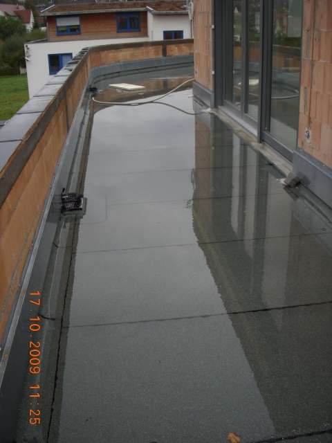 BAU.DE / BAU-Forum: 4. Bild zu Frage "Dachterrasse/Flachdach: Wasserablauf pr&uuml;fen &ndash; Ursachen, L&ouml;sungen & Kosten f&uuml;r Neubau?" im BAU-Forum "Dach"