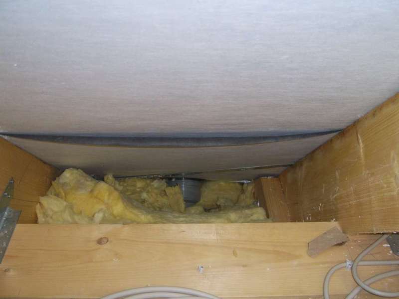 BAU.DE / BAU-Forum: 1. Bild zu Antwort "Feuchtigkeit Dach: Kondensation am Entl&uuml;ftungsrohr &ndash; Winterproblem" auf die Frage "Feuchtigkeit am Entl&uuml;ftungsrohr im Dach: Ursachen, Folgen & L&ouml;sungen?" im BAU-Forum "Dach"