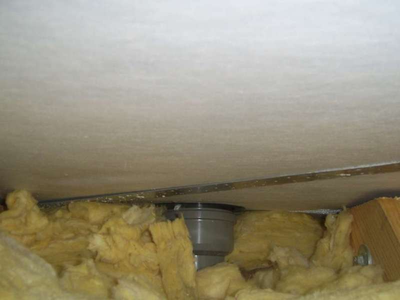 BAU.DE / BAU-Forum: 2. Bild zu Antwort "Feuchtigkeit Dach: Kondensation am Entl&uuml;ftungsrohr &ndash; Winterproblem" auf die Frage "Feuchtigkeit am Entl&uuml;ftungsrohr im Dach: Ursachen, Folgen & L&ouml;sungen?" im BAU-Forum "Dach"