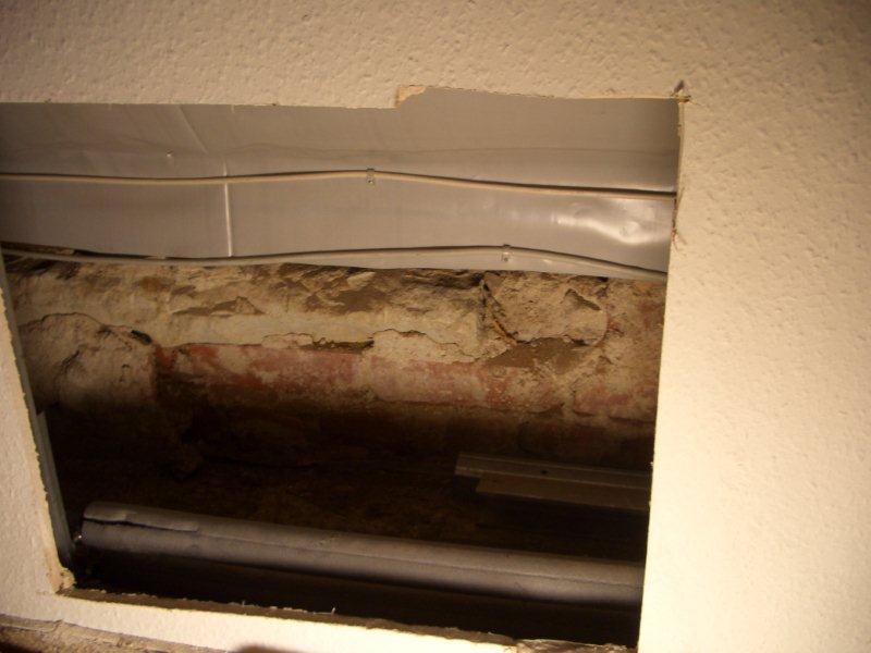 BAU.DE / BAU-Forum: 3. Bild zu Antwort "Bilder-Upload: Drempel-Situation nach Rohrbruch" auf die Frage "Heizungsrohr geplatzt im Drempel: D&auml;mmung, Frostschutz & Schimmelgefahr? Kosten & Sanierung?" im BAU-Forum "Dach"