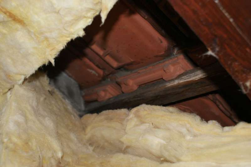 BAU.DE / BAU-Forum: 2. Bild zu Antwort "Dachd&auml;mmung: Fehlerhafte Ausf&uuml;hrung &ndash; L&ouml;sung erforderlich!" auf die Frage "Dachd&auml;mmung: Ist meine Ausf&uuml;hrung korrekt? Folie, Windsperre & Aufbau pr&uuml;fen" im BAU-Forum "Dach"