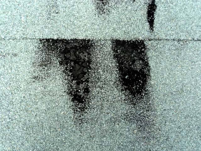 BAU.DE / BAU-Forum: 2. Bild zu Frage "Bitumenschwei&szlig;bahn zu hei&szlig; verschwei&szlig;t: Beschieferung besch&auml;digt &ndash; Was tun?" im BAU-Forum "Dach"