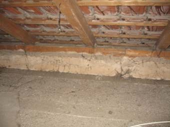 BAU.DE / BAU-Forum: 2. Bild zu Antwort "Dachboden-Fotos: Zustand der Holzbalken sichtbar" auf die Frage "Dachgeschoss d&auml;mmen: Kosten, Materialien & Anleitung f&uuml;r optimalen W&auml;rmeschutz?" im BAU-Forum "Dach"