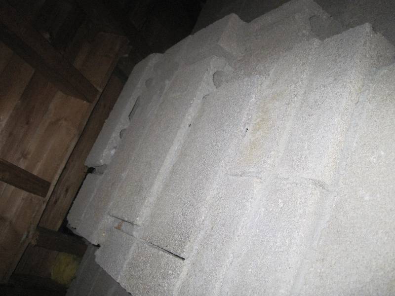 BAU.DE / BAU-Forum: 1. Bild zu Frage "Mauer im Dachgeschoss: Ist die seltsame Konstruktion in meiner Mietwohnung gefährlich?" im BAU-Forum "Dach" BAU.DE / BAU-Forum: 1. Bild zu Frage "Mauer im Dachgeschoss: Ist die seltsame Konstruktion in meiner Mietwohnung gefährlich?" im BAU-Forum "Dach"