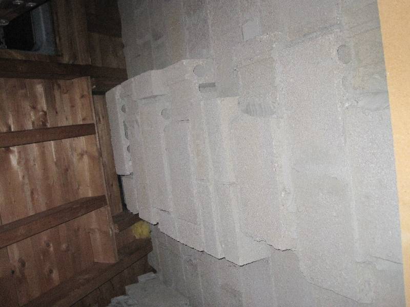 BAU.DE / BAU-Forum: 2. Bild zu Frage "Mauer im Dachgeschoss: Ist die seltsame Konstruktion in meiner Mietwohnung gefährlich?" im BAU-Forum "Dach" BAU.DE / BAU-Forum: 2. Bild zu Frage "Mauer im Dachgeschoss: Ist die seltsame Konstruktion in meiner Mietwohnung gefährlich?" im BAU-Forum "Dach"