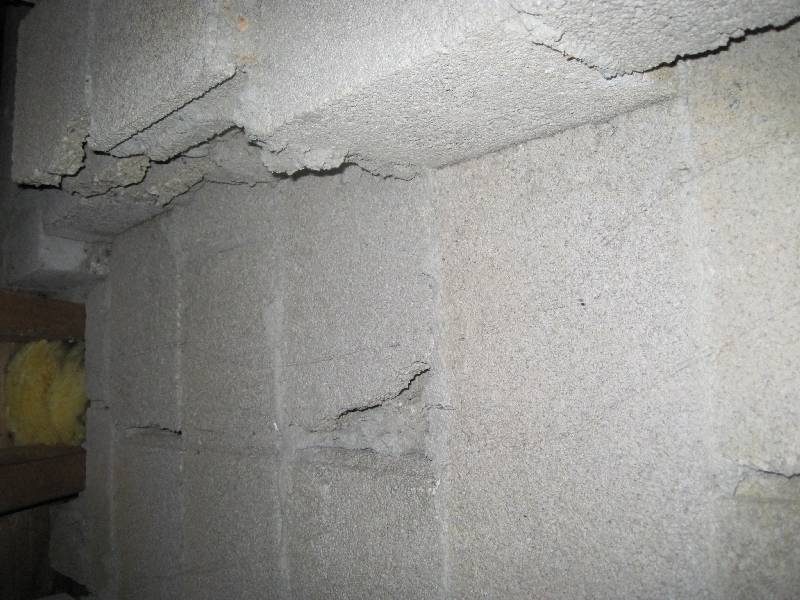 BAU.DE / BAU-Forum: 3. Bild zu Frage "Mauer im Dachgeschoss: Ist die seltsame Konstruktion in meiner Mietwohnung gefährlich?" im BAU-Forum "Dach" BAU.DE / BAU-Forum: 3. Bild zu Frage "Mauer im Dachgeschoss: Ist die seltsame Konstruktion in meiner Mietwohnung gefährlich?" im BAU-Forum "Dach"