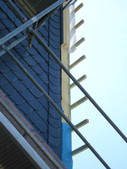 BAU.DE / BAU-Forum: 1. Bild zu Antwort "Trauf- und Ortganganschluss: Luftdichtung mit Kompriband?" auf die Frage "Aufsparrend&auml;mmung: Schiefe Schrauben gef&auml;hrden Sparren? Risiken, Korrektur & Kosten" im BAU-Forum "Dach"