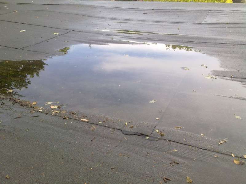 BAU.DE / BAU-Forum: 1. Bild zu Frage "Pf&uuml;tze auf Flachdach im Garten: Ursachen, Risiken & Sofortma&szlig;nahmen?" im BAU-Forum "Dach"