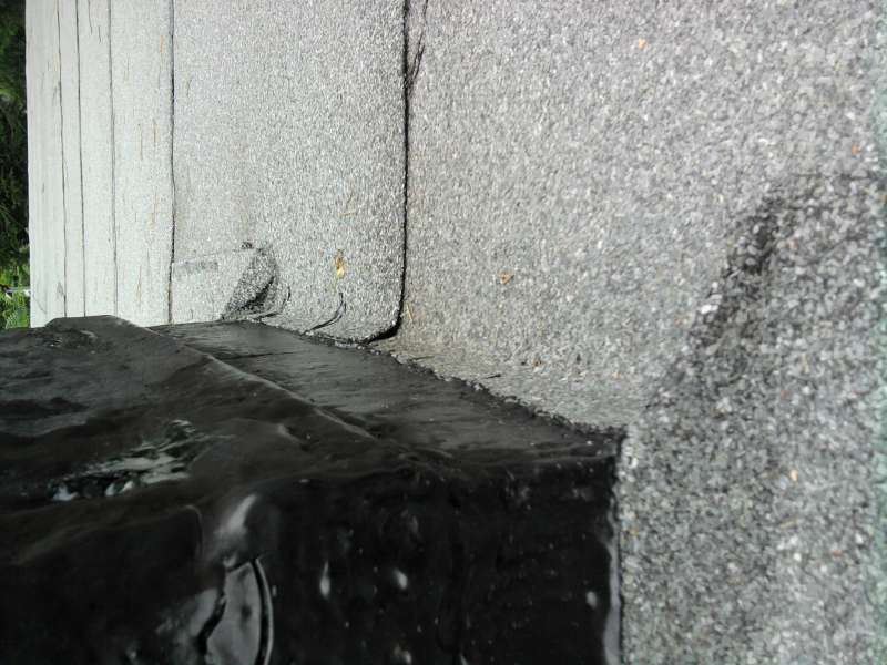 BAU.DE / BAU-Forum: 2. Bild zu Frage "Dachsanierung: Korrekte Ausführung? Dachbahnen, Schornsteineinfassung & Rinneneinlauf prüfen" im BAU-Forum "Dach" BAU.DE / BAU-Forum: 2. Bild zu Frage "Dachsanierung: Korrekte Ausführung? Dachbahnen, Schornsteineinfassung & Rinneneinlauf prüfen" im BAU-Forum "Dach"