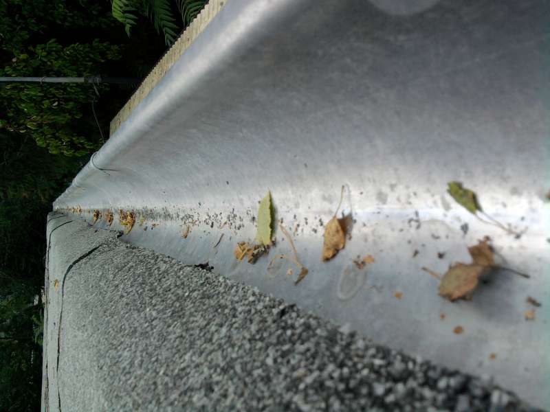 BAU.DE / BAU-Forum: 3. Bild zu Frage "Dachsanierung: Korrekte Ausführung? Dachbahnen, Schornsteineinfassung & Rinneneinlauf prüfen" im BAU-Forum "Dach" BAU.DE / BAU-Forum: 3. Bild zu Frage "Dachsanierung: Korrekte Ausführung? Dachbahnen, Schornsteineinfassung & Rinneneinlauf prüfen" im BAU-Forum "Dach"