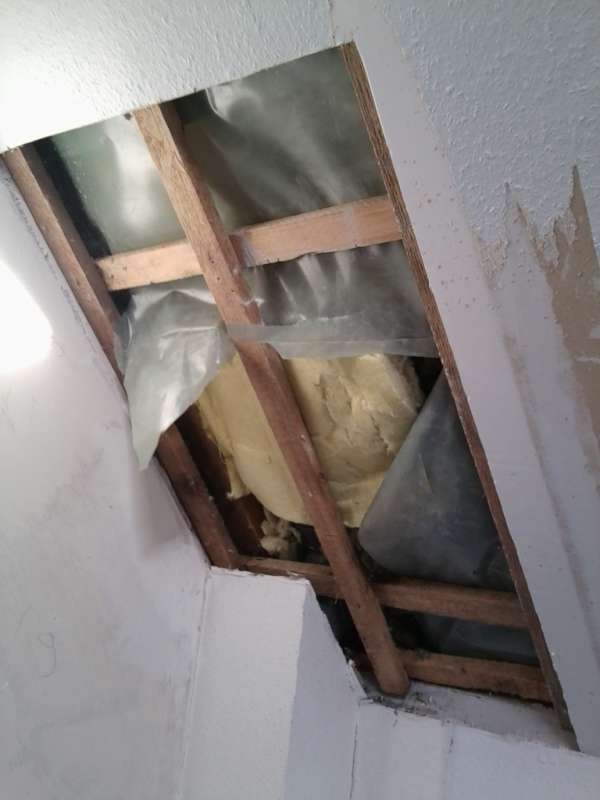 BAU.DE / BAU-Forum: 1. Bild zu Antwort "Dampfsperre: Fehlerhafte Folienverklebung mit Panzertape" auf die Frage "Dampfsperre nachtr&auml;glich: Fehlerhafte Ausf&uuml;hrung? Risiken, Folgen & Sanierung" im BAU-Forum "Dach"