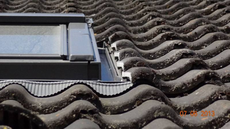 BAU.DE / BAU-Forum: 1. Bild zu Frage "Dachfenster Einbau prüfen: Abstand Pfanne/Fensterrahmen zu groß? Toleranzen, Wassereintritt" im BAU-Forum "Dach" BAU.DE / BAU-Forum: 1. Bild zu Frage "Dachfenster Einbau prüfen: Abstand Pfanne/Fensterrahmen zu groß? Toleranzen, Wassereintritt" im BAU-Forum "Dach"