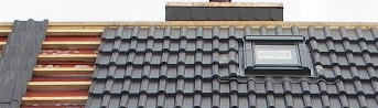 BAU.DE / BAU-Forum: 2. Bild zu Antwort "Dachpfannen-Eindeckung: Fotos & Sturmsicherungsidee" auf die Frage "Dachpfannen l&ouml;sen sich am First: Ursachen, Reparatur & Sturmsicherung pr&uuml;fen?" im BAU-Forum "Dach"