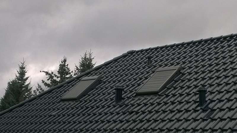 BAU.DE / BAU-Forum: 1. Bild zu Frage "Velux Rolll&auml;den: Oberfl&auml;chenm&auml;ngel, Designfehler & Rechte als Bauherr?" im BAU-Forum "Dach"