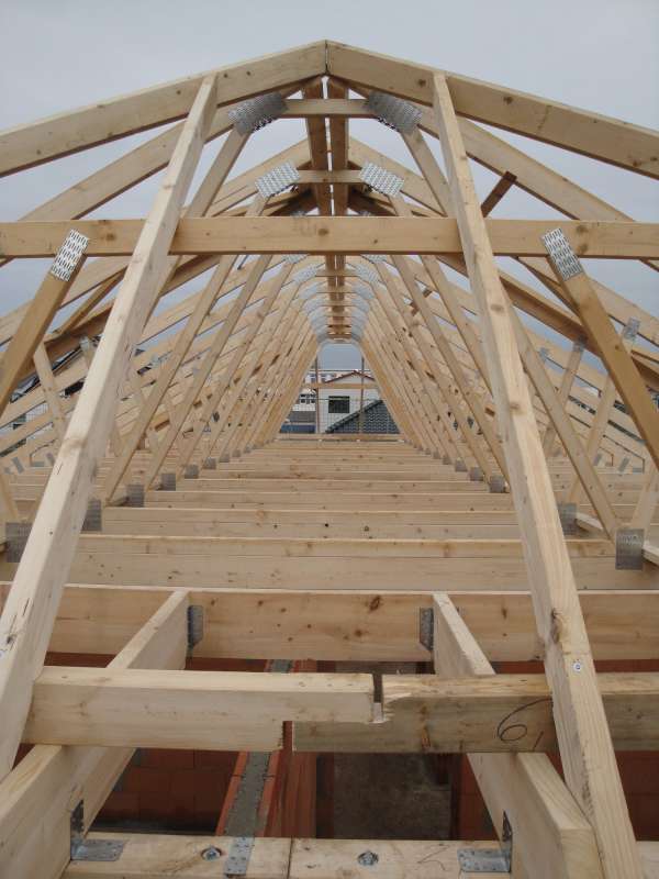 BAU.DE / BAU-Forum: 2. Bild zu Frage "Binderdachstuhl: Balkenauflage pr&uuml;fen &ndash; Ursachen, Risiken & L&ouml;sung vor Dacheindeckung?" im BAU-Forum "Dach"