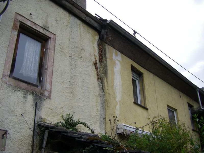 BAU.DE / BAU-Forum: 1. Bild zu Antwort "Dachanschluss: Marode Bausubstanz am Nachbarhaus?" auf die Frage "Dachanschluss zum Nachbarhaus: Schimmelursache, Rechte & Pflichten bei Dacherneuerung?" im BAU-Forum "Dach"