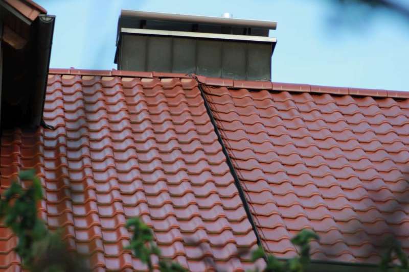 BAU.DE / BAU-Forum: 1. Bild zu Frage "Dach&uuml;bergang nach Neueindeckung: Probleme, L&ouml;sungen & Risiken zum Nachbardach?" im BAU-Forum "Dach"