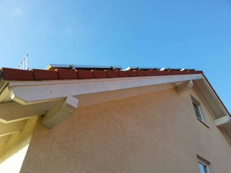 BAU.DE / BAU-Forum: 1. Bild zu Antwort "Ortgangverkleidung: L&ouml;sung f&uuml;r Schimmel trotz Anstrich" auf die Frage "Ortgangverkleidung: Welches Metall (Zink, Alu, Edelstahl, Stahl) ist am langlebigsten?" im BAU-Forum "Dach"