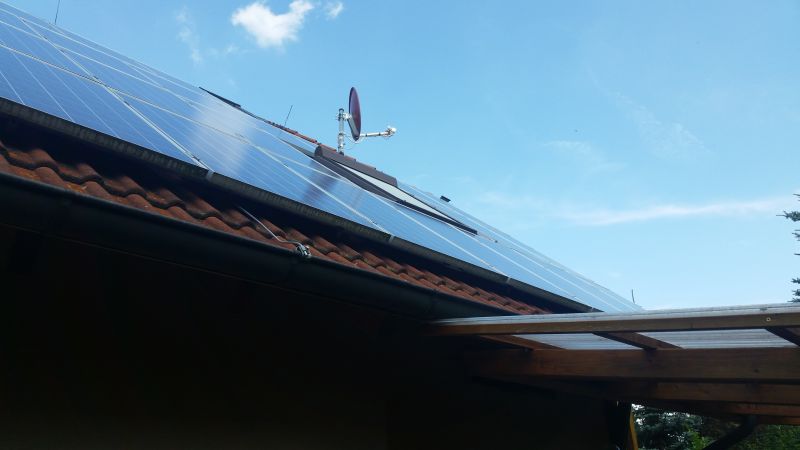 BAU.DE / BAU-Forum: 2. Bild zu Antwort "Fotos: Dach, Photovoltaik und L&uuml;ftungsgitter im Detail" auf die Frage "Wasser aus L&uuml;ftungsgitter am Dach: Ursachen, Folgen & L&ouml;sungen bei Regen?" im BAU-Forum "Dach"