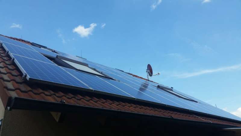 BAU.DE / BAU-Forum: 3. Bild zu Antwort "Fotos: Dach, Photovoltaik und L&uuml;ftungsgitter im Detail" auf die Frage "Wasser aus L&uuml;ftungsgitter am Dach: Ursachen, Folgen & L&ouml;sungen bei Regen?" im BAU-Forum "Dach"