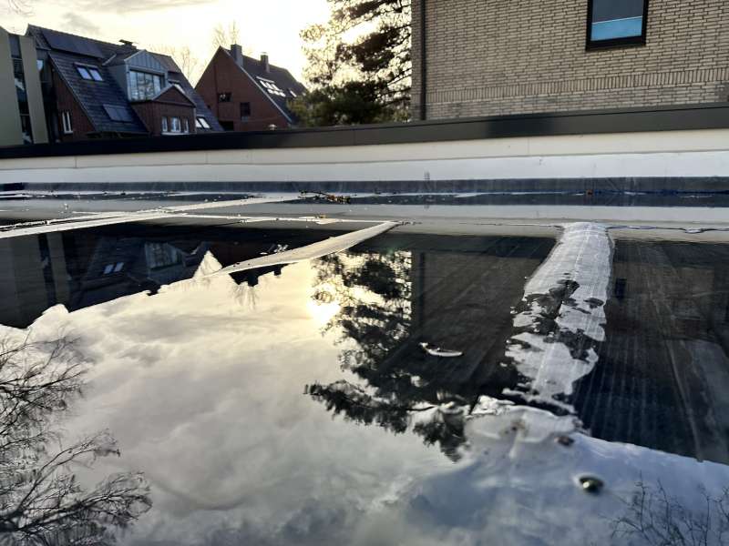 BAU.DE / BAU-Forum: 3. Bild zu Frage "Flachdach auf dem Gartenhaus mangelhaft?" im BAU-Forum "Dach"