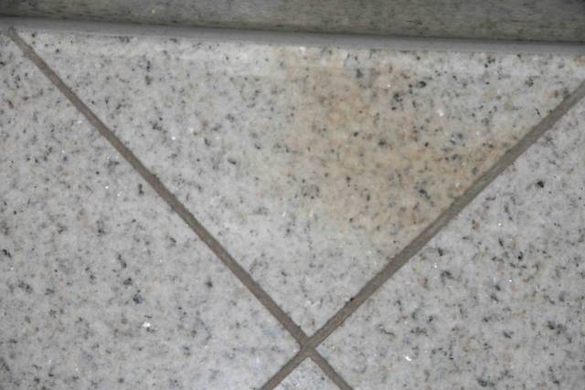 BAU.DE / Forum: 1. Bild zu Frage "Neuer Granitboden wird teilweise flecken" im Forum "Estrich und Bodenbeläge"