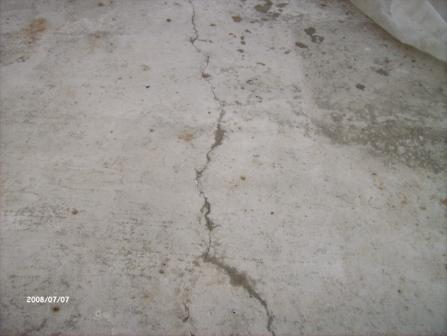 BAU.DE / BAU-Forum: 1. Bild zu Antwort "Plastisches Schwinden: Ursache f&uuml;r Risse in Beton!" auf die Frage "Risse in der Betonbodenplatte: Ursachen, Sofortma&szlig;nahmen & Risiken?" im BAU-Forum "Estrich und Bodenbel&auml;ge"