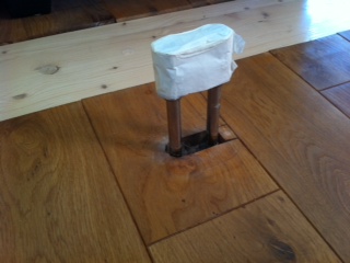 BAU.DE / BAU-Forum: 1. Bild zu Frage "Küche auf Eichendielen montieren: Heizkörper entfernen, Wasserleitungen verlegen – Was beachten?" im BAU-Forum "Estrich und Bodenbeläge" BAU.DE / BAU-Forum: 1. Bild zu Frage "Küche auf Eichendielen montieren: Heizkörper entfernen, Wasserleitungen verlegen – Was beachten?" im BAU-Forum "Estrich und Bodenbeläge"