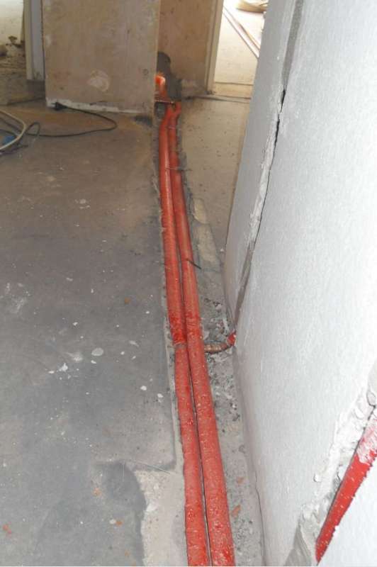 BAU.DE / BAU-Forum: 1. Bild zu Antwort "Estrich-Schlitz im Flur: Fliesenleger-Tipps f&uuml;r Reparatur" auf die Frage "Estrich reparieren nach Heizungsrohrverlegung: Anleitung, Material & Kosten sparen?" im BAU-Forum "Estrich und Bodenbel&auml;ge"