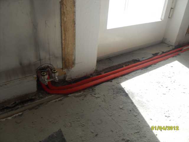 BAU.DE / BAU-Forum: 2. Bild zu Antwort "Estrich-Schlitz im Flur: Fliesenleger-Tipps f&uuml;r Reparatur" auf die Frage "Estrich reparieren nach Heizungsrohrverlegung: Anleitung, Material & Kosten sparen?" im BAU-Forum "Estrich und Bodenbel&auml;ge"