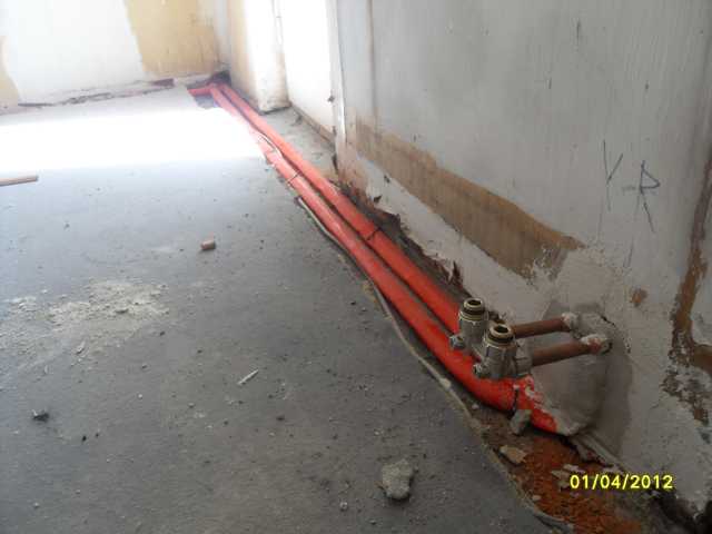 BAU.DE / BAU-Forum: 3. Bild zu Antwort "Estrich-Schlitz im Flur: Fliesenleger-Tipps f&uuml;r Reparatur" auf die Frage "Estrich reparieren nach Heizungsrohrverlegung: Anleitung, Material & Kosten sparen?" im BAU-Forum "Estrich und Bodenbel&auml;ge"