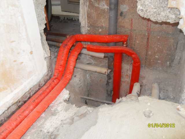 BAU.DE / BAU-Forum: 4. Bild zu Antwort "Estrich-Schlitz im Flur: Fliesenleger-Tipps f&uuml;r Reparatur" auf die Frage "Estrich reparieren nach Heizungsrohrverlegung: Anleitung, Material & Kosten sparen?" im BAU-Forum "Estrich und Bodenbel&auml;ge"