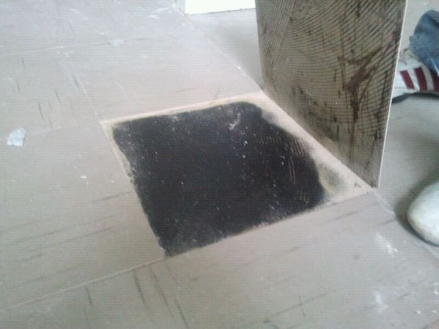 BAU.DE / BAU-Forum: 1. Bild zu Frage "Asbest in PVC-Bodenplatten? Wohnung Bj. 1981 – Erkennung, Gefahren & Sanierungskosten?" im BAU-Forum "Estrich und Bodenbeläge" BAU.DE / BAU-Forum: 1. Bild zu Frage "Asbest in PVC-Bodenplatten? Wohnung Bj. 1981 – Erkennung, Gefahren & Sanierungskosten?" im BAU-Forum "Estrich und Bodenbeläge"