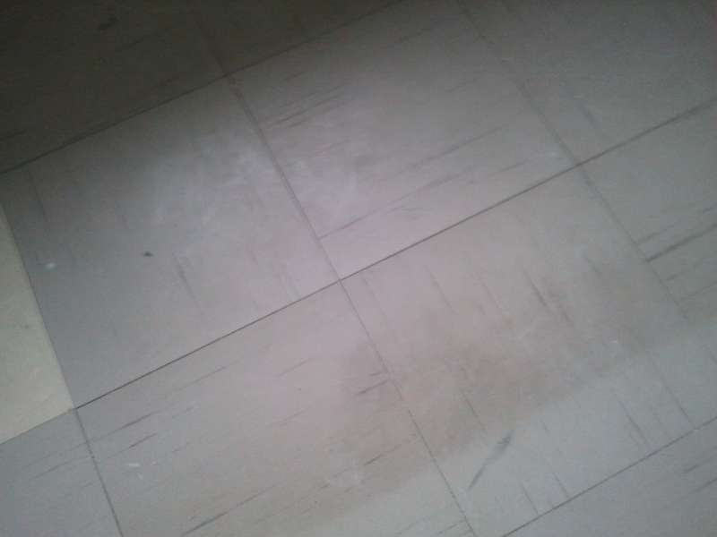 BAU.DE / BAU-Forum: 2. Bild zu Frage "Asbest in PVC-Bodenplatten? Wohnung Bj. 1981 – Erkennung, Gefahren & Sanierungskosten?" im BAU-Forum "Estrich und Bodenbeläge" BAU.DE / BAU-Forum: 2. Bild zu Frage "Asbest in PVC-Bodenplatten? Wohnung Bj. 1981 – Erkennung, Gefahren & Sanierungskosten?" im BAU-Forum "Estrich und Bodenbeläge"