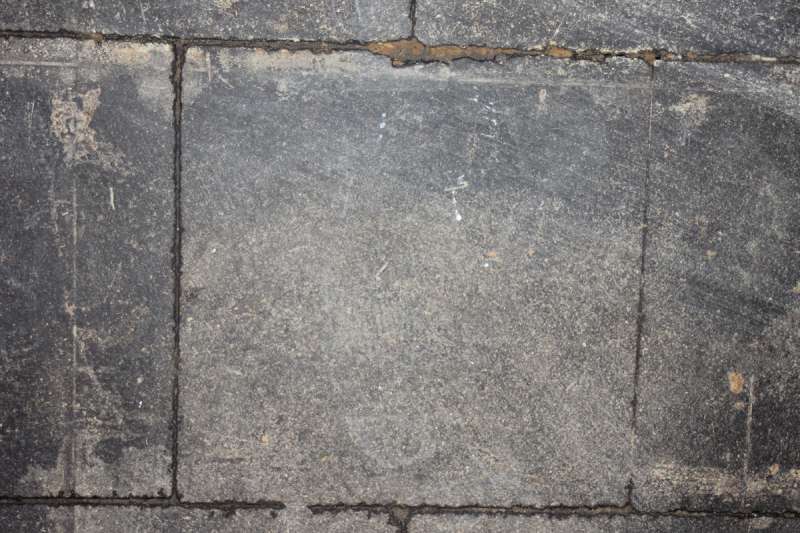 BAU.DE / BAU-Forum: 1. Bild zu Frage "Bodenplatte aus Kunststein (Bitumen/Teer): Erkennung, Gefahren & Sanierung?" im BAU-Forum "Estrich und Bodenbel&auml;ge"