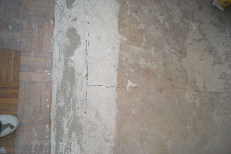BAU.DE / BAU-Forum: 2. Bild zu Frage "Estrichrisse nach Kaminempore: Ursachen, Sanierung & Statik pr&uuml;fen?" im BAU-Forum "Estrich und Bodenbel&auml;ge"