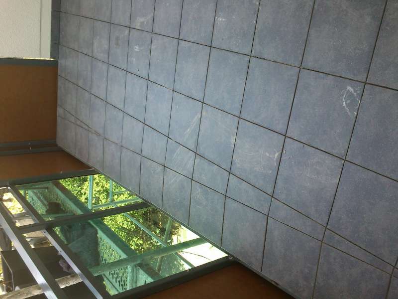 BAU.DE / BAU-Forum: 1. Bild zu Frage "Balkonfliesen Neubau: Verlegefehler? Fugenbild mangelhaft &ndash; Rechte auf Nachbesserung?" im BAU-Forum "Estrich und Bodenbel&auml;ge"