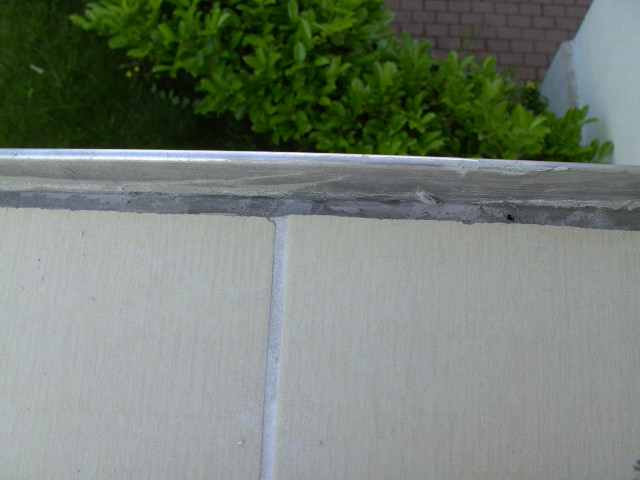 BAU.DE / BAU-Forum: 1. Bild zu Frage "Fliesen-Randfuge Balkon: Silikon oder Fugenm&ouml;rtel? Anleitung & Materialwahl" im BAU-Forum "Estrich und Bodenbel&auml;ge"