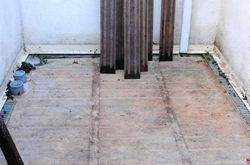 BAU.DE / BAU-Forum: 2. Bild zu Frage "Nasser Verbundestrich unter Fliesen: Ursachen, Gefahren & Sanierung im Hotel?" im BAU-Forum "Estrich und Bodenbel&auml;ge"