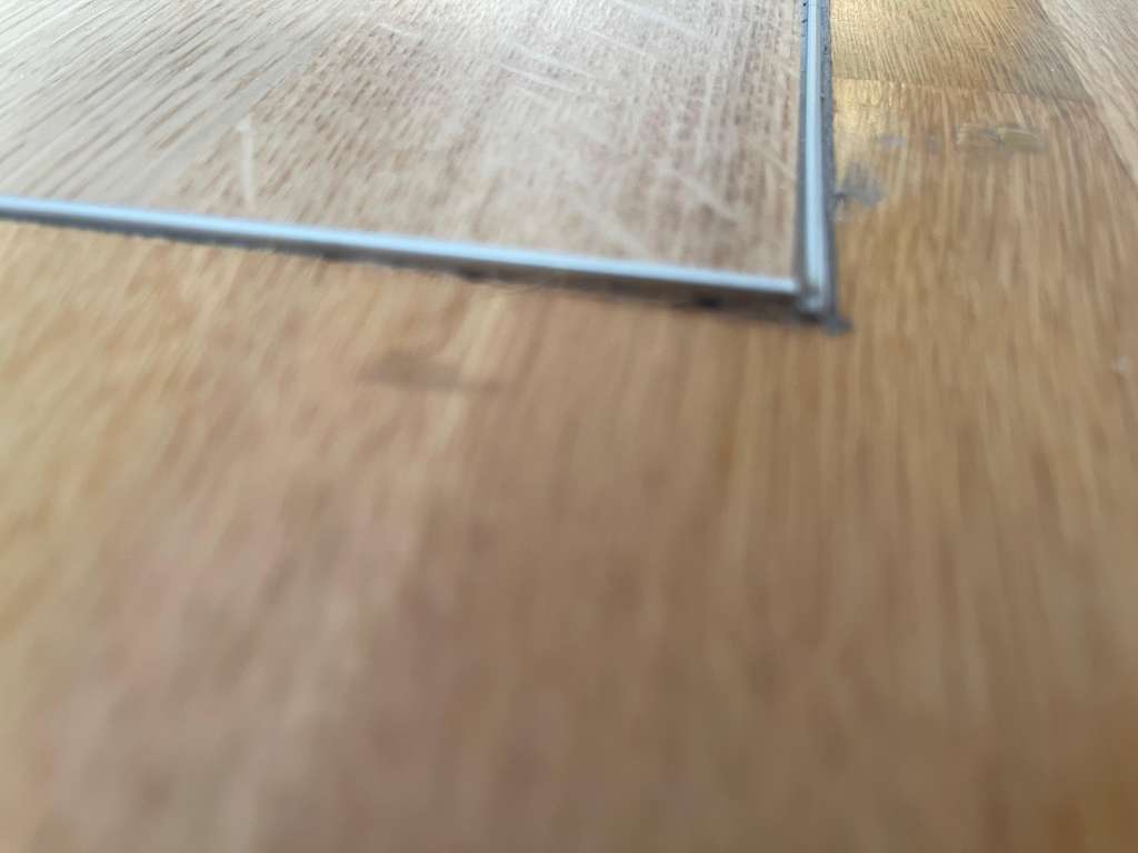 BAU.DE / BAU-Forum: 2. Bild zu Frage "Mängel am Parkett nach Teilerneuerung: Firma verweigert Nachbesserung – was tun?" im BAU-Forum "Estrich und Bodenbel&auml;ge"