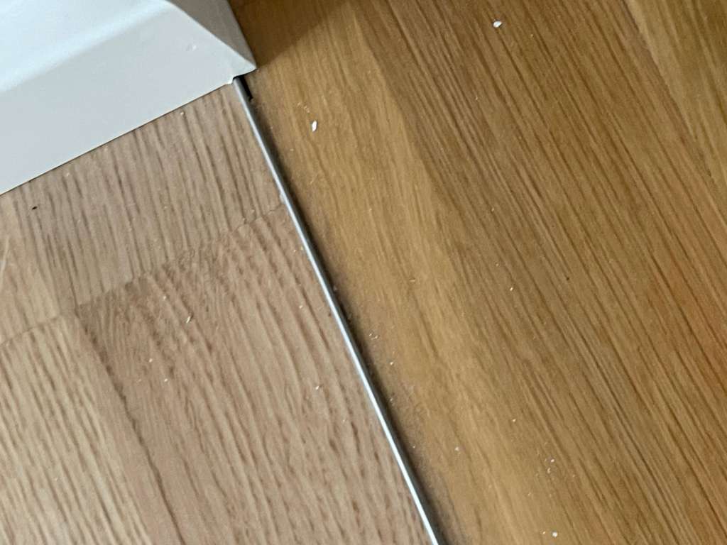 BAU.DE / BAU-Forum: 3. Bild zu Frage "Mängel am Parkett nach Teilerneuerung: Firma verweigert Nachbesserung – was tun?" im BAU-Forum "Estrich und Bodenbel&auml;ge"