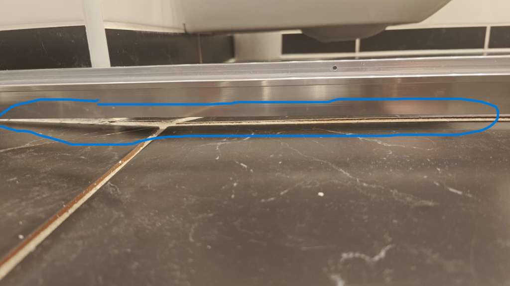 BAU.DE / BAU-Forum: 1. Bild zu Antwort "Fotos zu: Duschrahmen auf Fliesen montieren: Wie Unterf&uuml;tterung bei Hohlr&auml;umen korrekt ausf&uuml;hren?" auf die Frage "Wie unterf&uuml;ttere ich einen neuen Duschrahmen auf Fliesen?" im BAU-Forum "Estrich und Bodenbel&auml;ge"