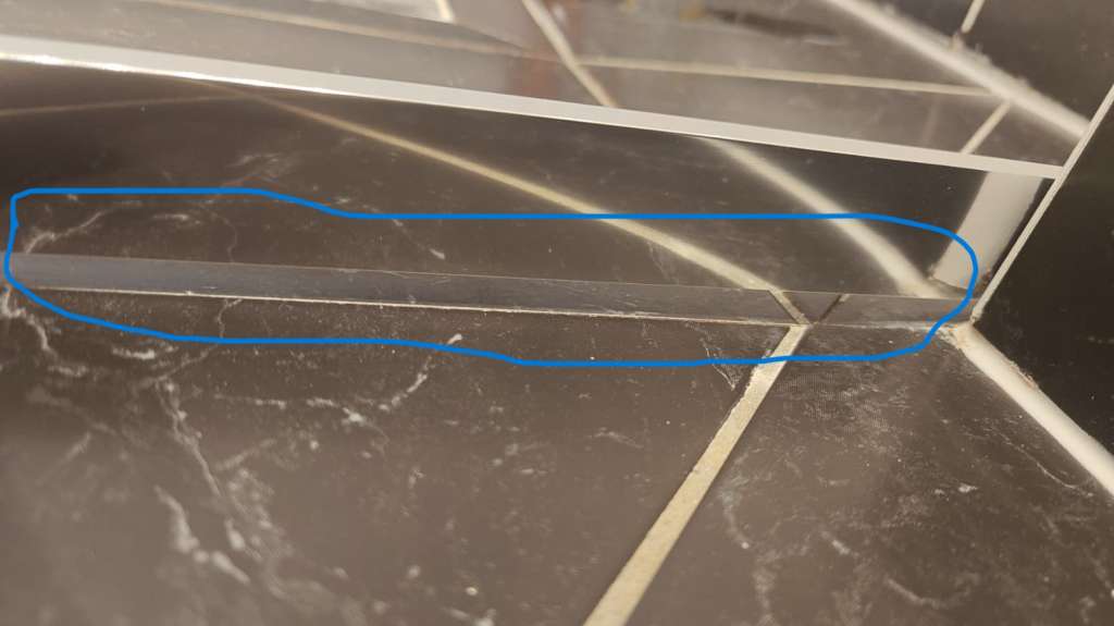 BAU.DE / BAU-Forum: 2. Bild zu Antwort "Fotos zu: Duschrahmen auf Fliesen montieren: Wie Unterf&uuml;tterung bei Hohlr&auml;umen korrekt ausf&uuml;hren?" auf die Frage "Wie unterf&uuml;ttere ich einen neuen Duschrahmen auf Fliesen?" im BAU-Forum "Estrich und Bodenbel&auml;ge"