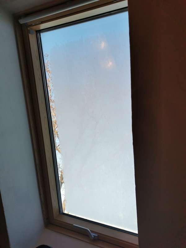 BAU.DE / BAU-Forum: 1. Bild zu Antwort "Von außen vereiste 3-fach verglaste Dachflächenfenster" auf die Frage "Vereisen von 3-fach verglasten Fenstern?" im BAU-Forum "Fenster und Außentüren"