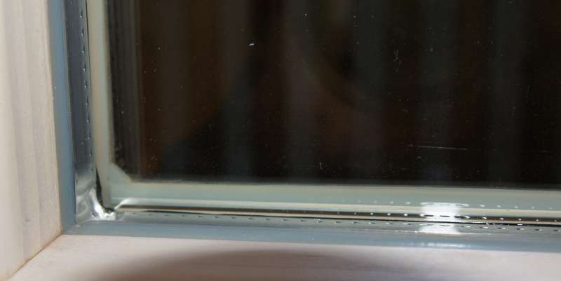 BAU.DE / BAU-Forum: 1. Bild zu Antwort "Bild Fenstereinstand" auf die Frage "Kondenswasser am Fenster trotz geringer Luftfeuchtigkeit: Ursachen, L&ouml;sungen & Kosten?" im BAU-Forum "Fenster und Au&szlig;ent&uuml;ren"