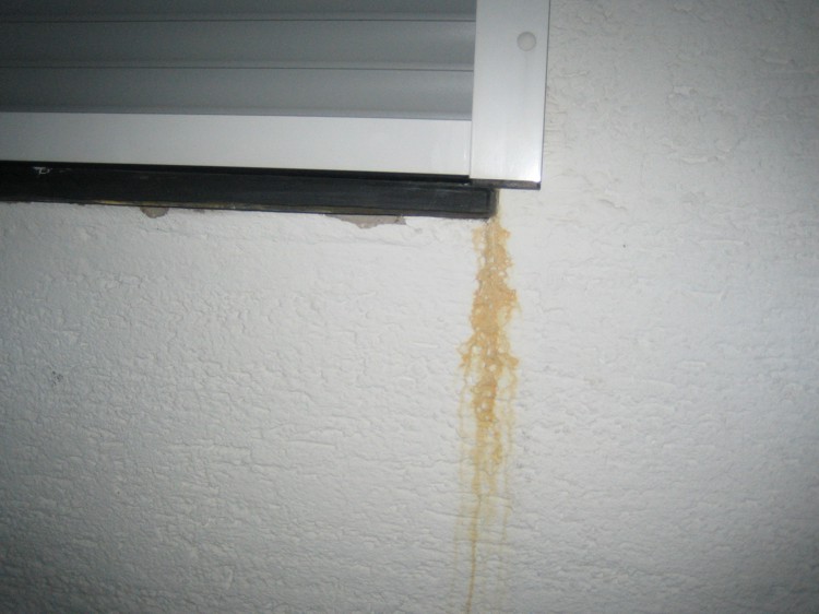 BAU.DE / BAU-Forum: 2. Bild zu Antwort "Hallo, klar. Anbei drei Fotos die..." auf die Frage "Schiefer Fensterbank au&szlig;en austauschen: Nur Silikon-Wartungsfuge normal?" im BAU-Forum "Fenster und Au&szlig;ent&uuml;ren"