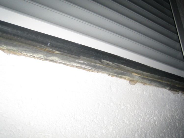 BAU.DE / BAU-Forum: 3. Bild zu Antwort "Hallo, klar. Anbei drei Fotos die..." auf die Frage "Schiefer Fensterbank au&szlig;en austauschen: Nur Silikon-Wartungsfuge normal?" im BAU-Forum "Fenster und Au&szlig;ent&uuml;ren"