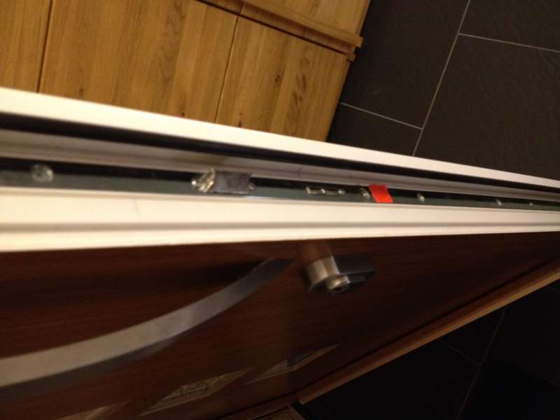 BAU.DE / BAU-Forum: 1. Bild zu Frage "Riss im T&uuml;rfl&uuml;gel Kunststoff von K&ouml;mmerling" im BAU-Forum "Fenster und Au&szlig;ent&uuml;ren"